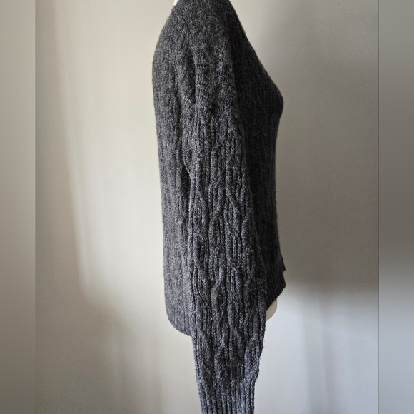 MADEWELL Alpaca Blend Lightweight Gray V-Neck Cable Knit Sweater. Medium - Picture 4 of 10